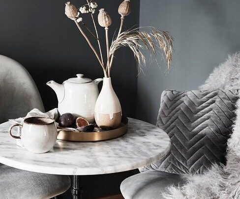 Quels matériaux traditionnels sont encore populaires en décoration aujourd&rsquo;hui ?