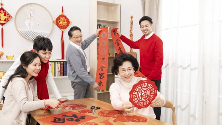 Comment intégrer des éléments culturels dans la décoration d&rsquo;un événement ?